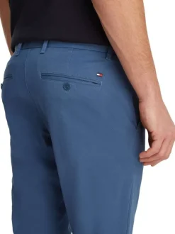 Chino en coton bleu uni à coupe slim avec le logo brodé en petit à l'arrière