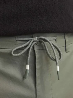 Chino en coton kaki uni avec une coupe droite et des passants pour ceinture