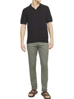 Chino en coton kaki uni avec une coupe droite et des passants pour ceinture