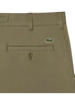 Chino en coton kaki uni avec une coupe slim et logo iconique à l'arrière