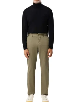 Chino en coton kaki uni avec une coupe slim et logo iconique à l'arrière