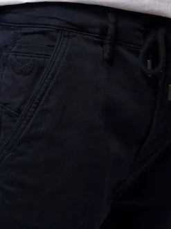 Chino en coton marine uni avec une coupe droite et des poches