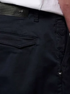 Chino en coton marine uni avec une coupe droite et des poches