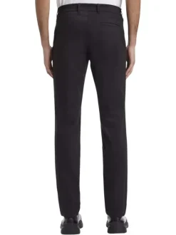 Chino en coton noir uni avec une coupe slim et un aspect satiné