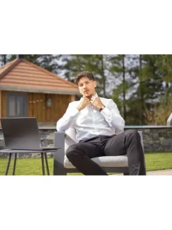 Chino en coton noir uni avec une coupe slim et un aspect satiné