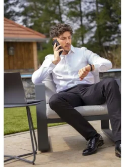 Chino en coton noir uni avec une coupe slim et un aspect satiné