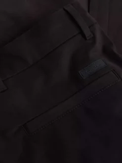 Chino en coton noir uni avec une coupe slim et un aspect satiné