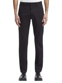 Chino en coton noir uni avec une coupe slim et un aspect satiné