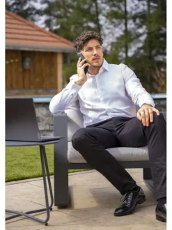 Chino en coton noir uni avec une coupe slim et un aspect satiné