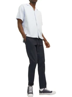 Chino en coton nuit uni avec une coupe droite et des passants pour ceinture