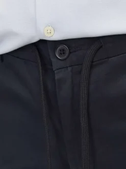 Chino en coton nuit uni avec une coupe droite et des passants pour ceinture