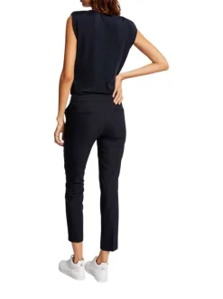 Chino marine uni avec une coupe slim et un bouton de fermeture en doré