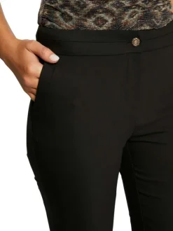 Chino noir uni avec un bouton de fermeture doré et une coupe slim