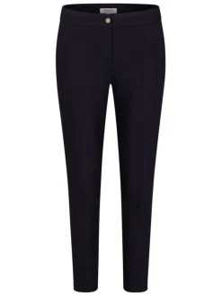 Chino noir uni avec un bouton de fermeture doré et une coupe slim