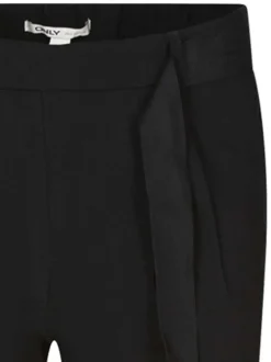 Chino noir uni avec une coupe droite et une ceinture à la taille