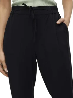 Chino noir uni avec une coupe slim, léger et fluide avec lien à la taille