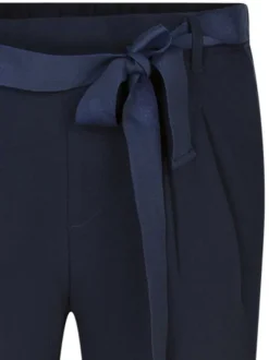 Chino nuit uni avec une coupe droite et une ceinture à la taille