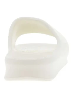 Claquettes blanc cassé avec logo de la marque floqué sur la bride