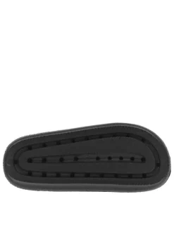 Claquettes noires avec logo sur l'intérieur du talon et une matière texturée