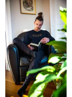 Coffret pyjama long en coton noir imprimé avec une coupe fermée un col rond