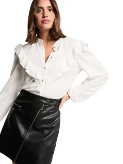 Débardeur écru uni avec une coupe ajustée et un décolleté arrondi