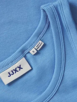Débardeur en coton bleu côtelé avec une coupe crop top près du corps