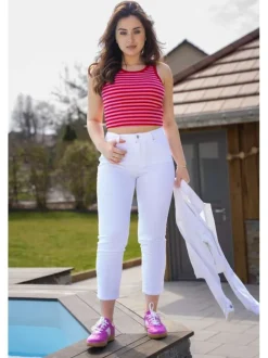 Débardeur en coton rouge à rayures avec une coupe crop top près du corps