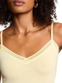 Débardeur jaune uni avec une coupe moulante et des fines bretelles