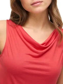 Débardeur rouge uni avec une coupe droite et un col bénitier