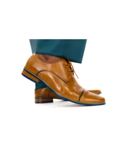 Derbies en cuir marron avec détails bleus un talon plat et lacets ronds