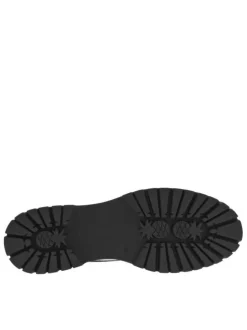 Derbies noires vernies à semelle à talon plat avec une fermeture par lacets