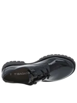 Derbies noires vernies à semelle à talon plat avec une fermeture par lacets