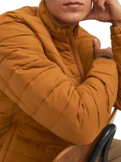 Doudoune caramel matelassée avec une coupe droite et un col montant