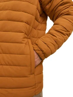 Doudoune caramel matelassée avec une coupe droite et un col montant
