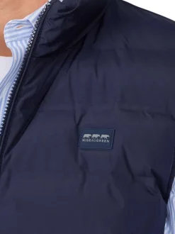 Doudoune marine uni avec une coupe droite et un col montant pourvu d'un zip