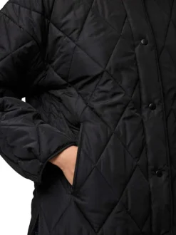 Doudoune noire unie matelassée avec une coupe droite et un col rond