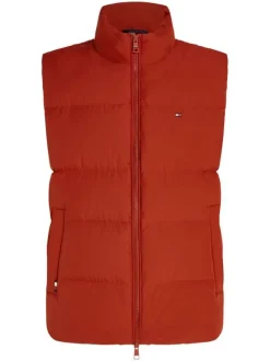 Doudoune rouge unie sans-manches avec une coupe droite et un col montant