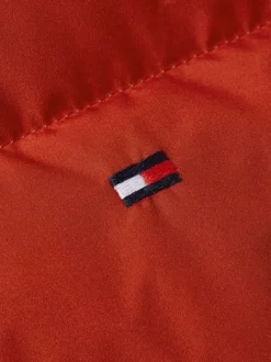 Doudoune rouge unie sans-manches avec une coupe droite et un col montant