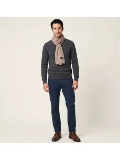 Echarpe beige uni en maille fine avec un patch brodé sur le bas