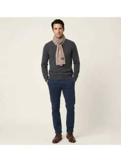 Echarpe beige uni en maille fine avec un patch brodé sur le bas