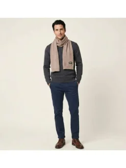 Echarpe beige uni en maille fine avec un patch brodé sur le bas