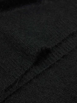 Echarpe noire en maille tricotée effet lainage pourvue de bords côtelés