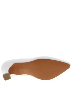 Escarpins blancs décolleté simple avec semelle marron et talon à décroché moyen
