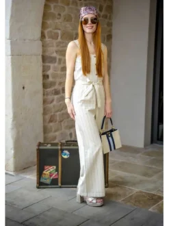 Escarpins dorés à talon décroché haut avec une boucle à ardillon