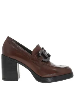 Escarpins emboitant en cuir chocolat à talon décroché haut et boucles métalliques