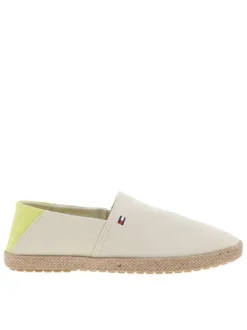 Espadrilles beiges avec un talon à talon plat et fermeture slip-on