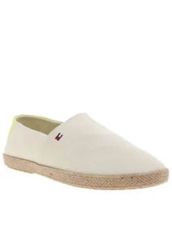 Espadrilles beiges avec un talon à talon plat et fermeture slip-on