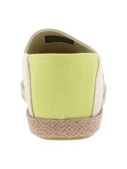 Espadrilles beiges avec un talon à talon plat et fermeture slip-on