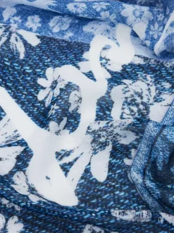 Foulard bleu avec des imprimés floraux blancs et bleus et nom de la marque