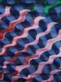 Foulard bleu avec motifs floraux et revêtement en fine maille